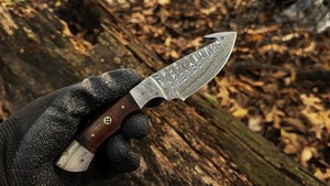 Cuchillo de pescador de acero de Damasco forjado a mano con mango de palisandro, empeines de Damasco, cuchillo desollador de espiga completa con funda vertical - Product Image 4