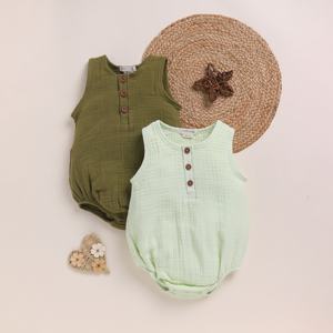 Mameluco de burbujas de muselina orgánica de calidad superior Paquete de 2 aceitunas y pistachos para traje de bebé en crema - Product Image 1