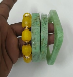 Brazalete de Resina Impermeable Hecho a Mano, Diseño Abstracto con Patrones de Color, Acabado Brillante, Joyería Creativa de Moda - Product Image 5
