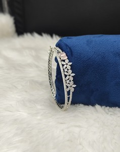Bracelet en argent plaqué avec breloque fleur et pierre taille radiant, diamant américain, bijoux de soirée pour femme, bracelet ouvrable, fournisseur - Product Image 6