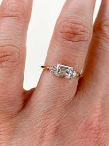 แหวนเพชรทรงมรกตเม็ดเดี่ยว 1 กะรัต แบบมินิมอล ตะวันออก-ตะวันตก ทองคำขาว 14K วงแหวนหน้ากว้าง 1.6 มม. ประดับเพชรด้านข้างทรงบริลเลียนท์ แหวนหมั้น - Product Image 3