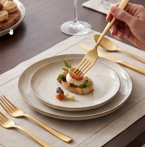 ชุดช้อนส้อมสแตนเลสเคลือบทอง ดีไซน์มินิมอล สำหรับเสิร์ฟอาหารบนโต๊ะอาหาร - Product Image 4