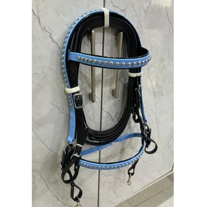 Cabezada azul cielo y negra con surcingle de PVC (BIOTHENE), frontal y paseador con tachuelas metálicas, juego de brida impermeable para caballo LLT - Product Image 1