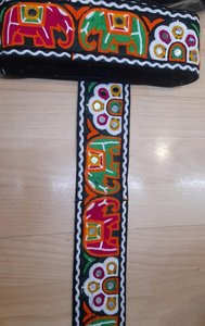 Bordure décorative en dentelle brodée à la main avec motifs miroir pour Saree, Lehenga, vêtements de mariée, confection de mode et artisanat - Product Image 3