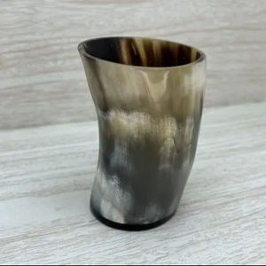 Vaso de chupito moderno hecho a mano con cuerno de búfalo auténtico, diseño personalizado y color natural para vino y cerveza - Product Image 2