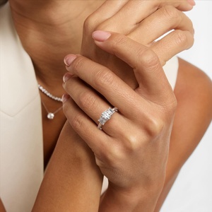 Anillo de Compromiso de Oro Blanco de 14K con 1.50 CTW de Diamantes Cultivados en Laboratorio, Tres Piedras, Corte Esmeralda en el Centro y Piedras Laterales Redondas - Product Image 4