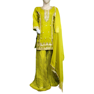 Robe Mehndi pour femmes avec broderie traditionnelle, tenue de fête élégante, tissu luxueux et magnifique design pour célébration de mariage - Product Image 3