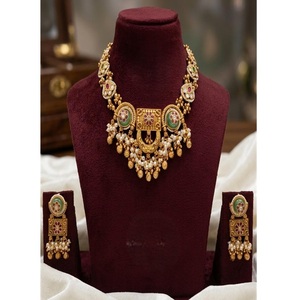 Ensemble collier et boucles d'oreilles en laiton plaqué or de qualité supérieure, style Rajwadhi, avec moissanite, pour collection de tenues de mariage et de soirée - Product Image 1