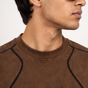 T-shirt oversize marron pour homme, style streetwear, avec motif d'araignée subtil et surpiqûres contrastées contemporaines - Product Image 2