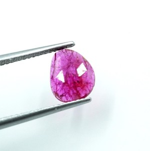 Pierre précieuse rubis rose : Cabochon taillé en rose à dos plat, non chauffé, 1,40 carat, provenance Mozambique - Product Image 2