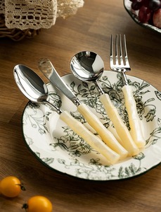 Cuillère en résine transparente faite à la main, design feuille, cadeau élégant pour la cuisine et la salle à manger, disponible à la vente - Product Image 4