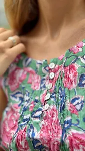 Haut en coton à imprimé floral vert et rose pour femme, style bohème, manches courtes, plissé, chemisier d'été décontracté avec poches - Product Image 3
