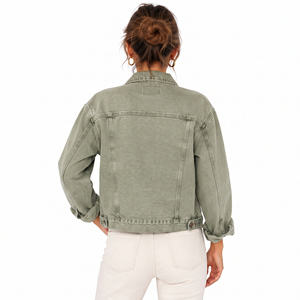 Vente en gros : Blousons en jean pour femmes avec poches poitrine, col rabattu, style trucker, à manches longues et fermeture boutonnée - Product Image 2