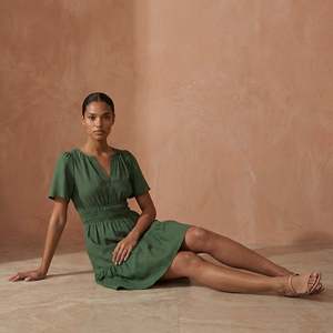 Elegante Vestido Corto de Algodón Verde Bosque con Elástico para Mujer, con Tela Ligera, Estilo Moderno y Ajuste Cómodo - Product Image 3