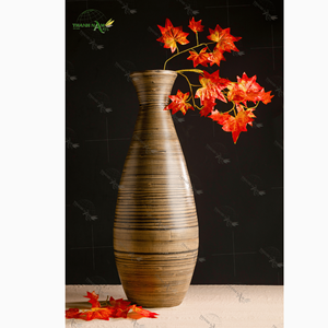 Vase en bois de bambou artisanal inspiré de la tradition vietnamienne - Product Image 1