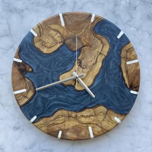 Reloj de pared de madera epoxi con resina de lava, diseño de marea escarlata, hecho a mano, con borde natural, efecto llama rústica y brasa roja - Product Image 6