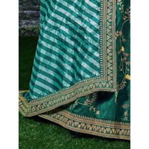 Merveilleux vêtement de mariée de couleur verte brodé Lehenga Choli - Product Image 2