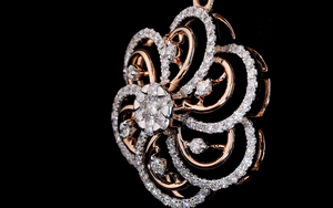 Pendentif de luxe en forme de fleur avec diamant rond brillant cultivé en laboratoire |   Parfait pour les cadeaux, les fêtes, les mariages et les événements spéciaux - Product Image 3