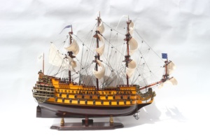 Bateau modèle en bois peint de luxe GIA NHIEN Le Soleil Royal |   Artisanat d'art de navire de guerre français pour la décoration intérieure, provenant de Ho Chi Minh City - Product Image 6