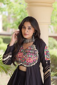 Lehenga en coton Kora de qualité supérieure brodé Gamthi avec un shrug orné de miroirs et de travail Gota Patti - Product Image 6