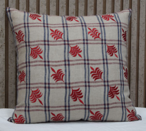Housse de coussin décorative en lin 100% brodée motif feuille rouge, coussin décoratif à carreaux, housse de coussin de luxe pour canapé, fournisseur en gros - Product Image 1