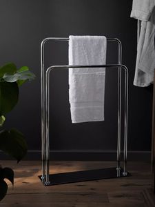 Porte-serviettes autoportant en métal noir de style échelle, organisateur de salle de bain décoratif et gain de place - Product Image 6