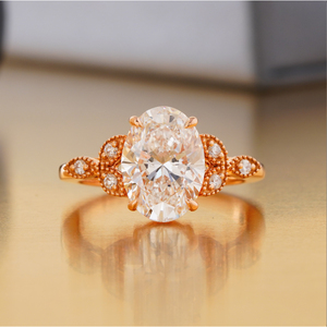 Anillo de Compromiso Solitario Ovalado de 3.09 CT con Diamante Cultivado en Laboratorio VVS-VS DEF, Oro de 14K, con Corte Cojín, Opciones en Oro Amarillo y Blanco - Product Image 5