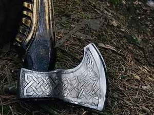 Hacha Tomahawk Hecha a Mano con Mango de Madera Grabado, Hoja de Acero Forjado, Funda de Cuero, Hacha de Supervivencia con 5 Pulgadas de Filo de Corte - Product Image 3