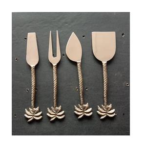 Accessoires de cuisine en acier inoxydable de qualité supérieure, ensemble de 4 couteaux à fromage décoratifs finition or rose, motif floral torsadé. - Product Image 1