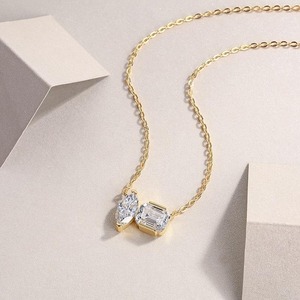 Colgante de Diamante Moissanite de Diseño Único y Moderno para Mujer, Ligero y Cómodo de Usar, Disponible para la Venta - Product Image 4