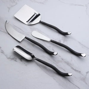 Collection de couteaux à fromage élégants et minimalistes avec manche noir, ensemble de 4 pièces en acier inoxydable, ensemble de couverts de haute qualité, cadeau gastronomique haut de gamme - Product Image 1