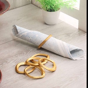 Porte-serviettes abstrait finition or premium, style artisanal contemporain pour banquets, anneaux à serviettes dorés décoratifs - Product Image 4