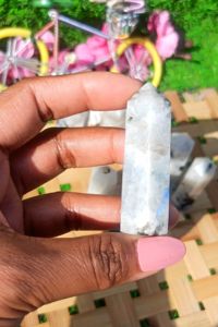 Punta de Cristal de Piedra Lunar Arcoíris Natural con Destello Azul, Varita Curativa de Piedra Lunar para Reiki, Meditación, Decoración Energética, Venta al por Mayor - Product Image 4