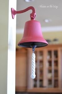Cloche suspendue en métal rouge avec cordelette pour décoration intérieure, entrée, montage mural, style rustique - Product Image 1