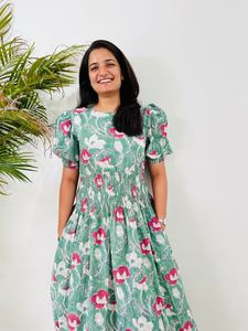 เดรสยาวลายดอกไม้ลำลอง คอกลม แขนสั้น มีกระเป๋า ผ้าฝ้ายปักลายพิมพ์บล็อก สไตล์เดรสยาวสำหรับผู้หญิง - Product Image 3