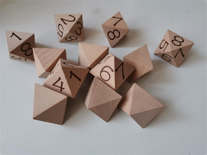 Cadeau de Noël personnalisé - Dés en bois à coins arrondis au design classique pour jeux de société - Product Image 2
