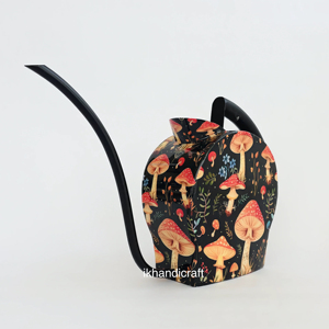Regadera de interior Stilla de 1.5L con diseño de hongos, herramienta de jardinería de metal con acabado duradero pintado con esmalte, mango arqueado, fabricación OEM. - Product Image 2
