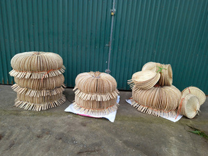 Éventail artisanal en feuilles de palmier naturelles de qualité supérieure, fabriqué au Vietnam, éco-responsable et durable, idéal pour la décoration de mariage. - Product Image 5