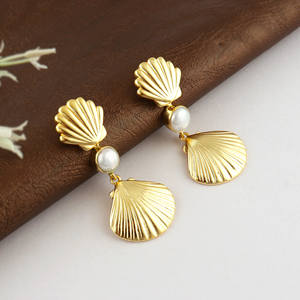 Boucles d'oreilles élégantes et stylées en forme de goutte de perle, conçues avec une longue pampille gracieuse, en laiton plaqué or 18 carats, bijoux de mode. - Product Image 2