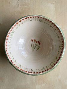 Plat à soupe en céramique rond, motif fraise peint à la main, design mignon pour servir des salades de fruits - Product Image 2
