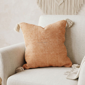 Housse de coussin tissée à la main en terre cuite 20 × 20 pouces avec franges aux coins, coussin décoratif texturé, décoration d'ambiance bohème - Product Image 1