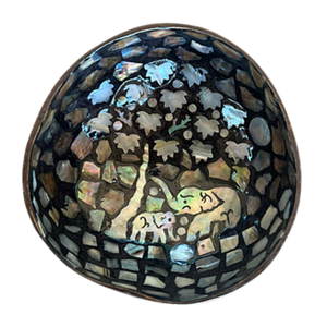 Bol en noix de coco laqué - Incrustation florale complexe en nacre - Héritage vietnamien - Product Image 1