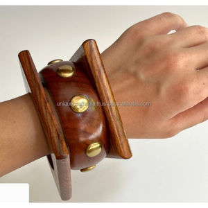 Brazaletes de madera pulidos de primera calidad con incrustaciones de cuentas de metal martillado, joyería artesanal única para mujeres, exportación y pedidos a granel - Product Image 2
