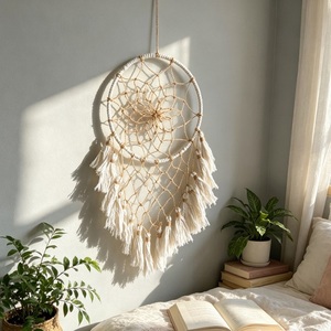 Attrape-rêves artisanal en crochet avec grandes plumes blanches, décoration murale bohème pour chambre à coucher, ornement décoratif pour une maison paisible - Product Image 4