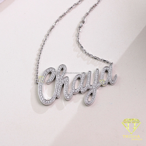 Colgante de Moissanita con Nombre Personalizado en Cursiva y Diseño de Letra Chaya, Piedras Brillantes, Cadena en Tono Plata para Joyería de Lujo - Product Image 6