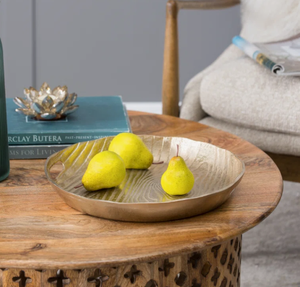 Plateau de service rond doré élégant avec surface texturée et design contemporain, idéal pour des réceptions élégantes et la décoration intérieure - Product Image 3