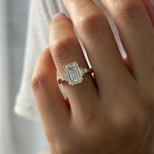 4 Carat <b>Emerald</b> Cut Diamond Five Stone Engagement <b>Ring</b> in White Gold , IGI Certified - Product Image 2