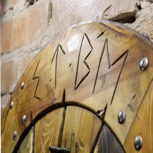Bouclier Viking artisanal de 24 pouces en acier au carbone, motif celtique marron, personnalisable ODM/OBM/OEM, avec manche en bois, qualité DIY Ahmad Fabric - Product Image 2