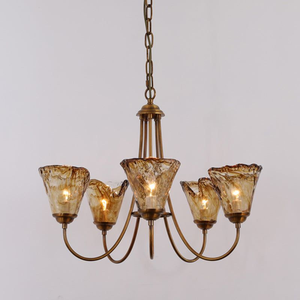 Impresionante candelabro inspirado en un jardín, con ramas metálicas verdes entrelazadas con cristales transparentes, disponible al por mayor. - Product Image 4