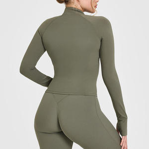 Chaqueta de yoga verde oliva de manga larga con cuello alto y espalda cruzada, sin costuras, elástica en cuatro direcciones, de spandex y poliéster, shorts de color sólido de secado rápido. - Product Image 2